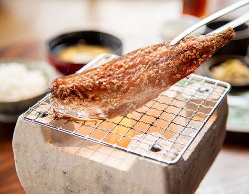 魚を香ばしく焼き上げる