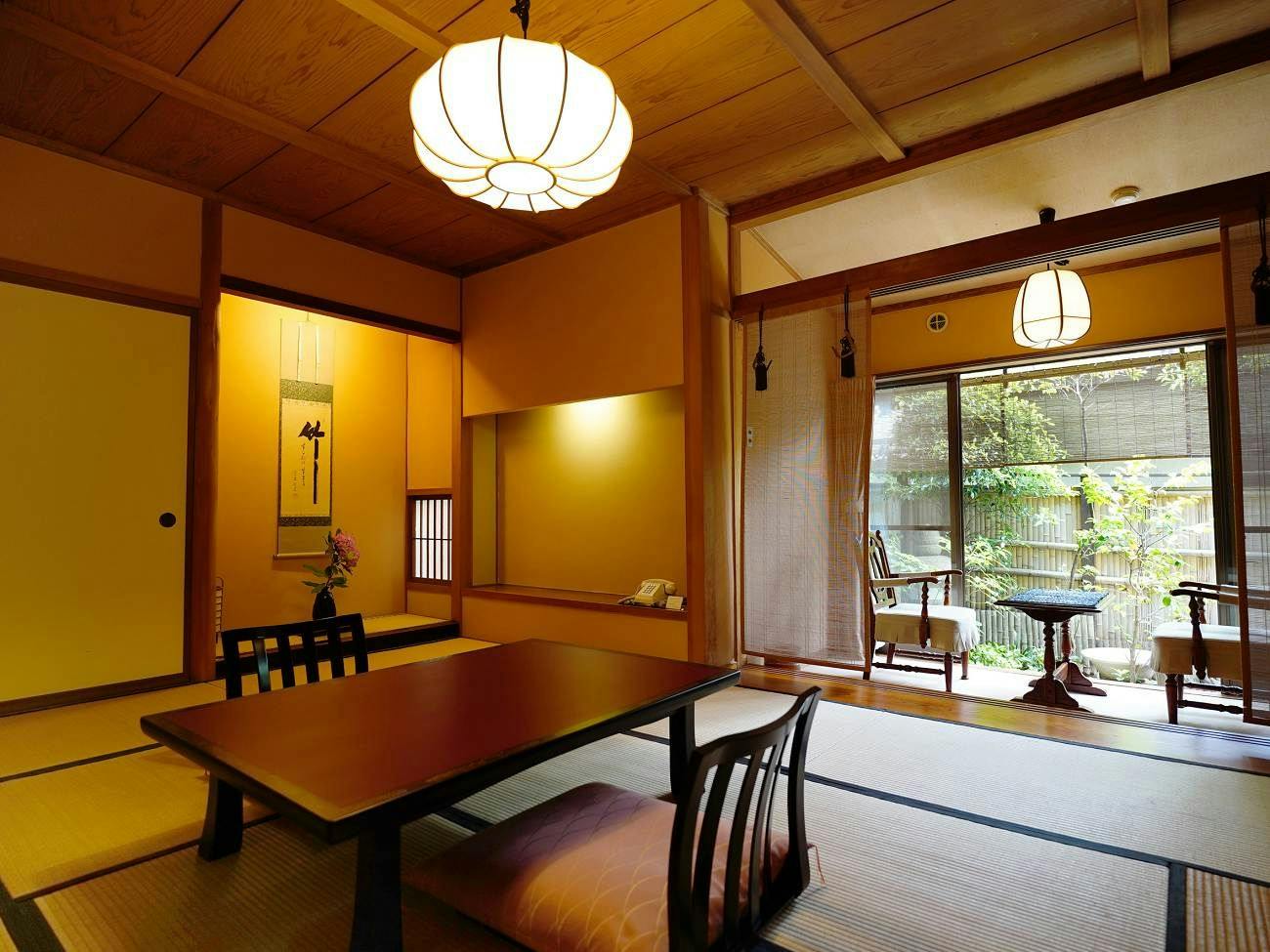 【和室】10畳＋坪庭／檜の温泉内風呂付/1階