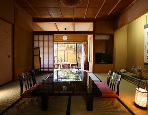 【和室】8畳＋坪庭／檜の温泉内風呂付／1階