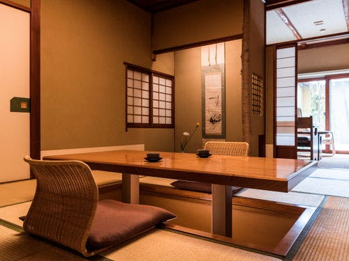【主室】掘りごたつ式の座卓