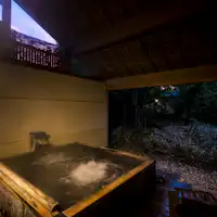 【ห้องอาบน้ำรวม / อ่างอาบน้ำกลางแจ้ง】