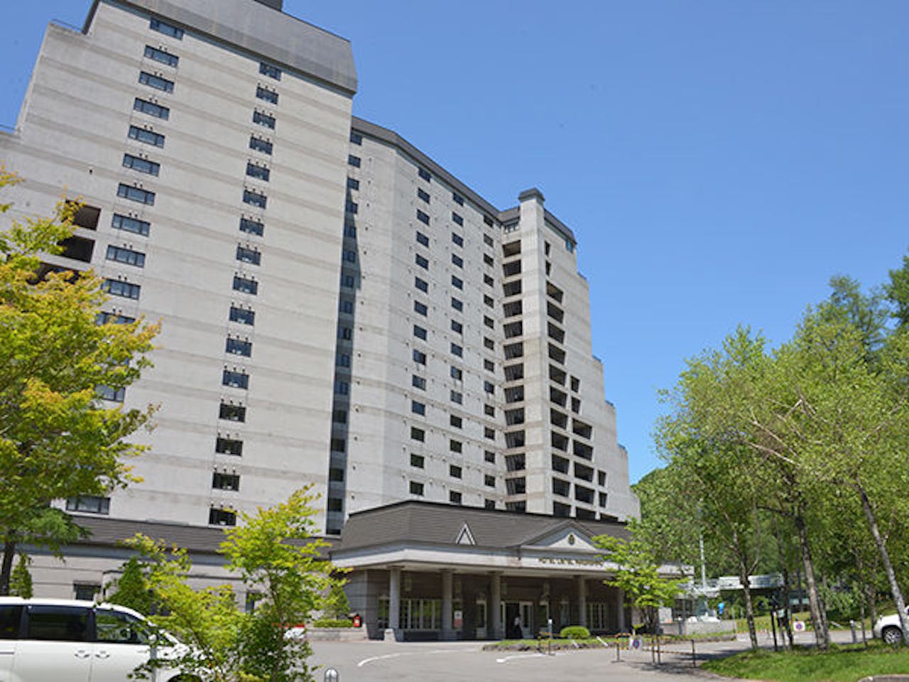 ウイングタワー山側正面玄関（夏・昼）