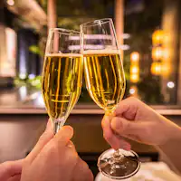 ยกแก้วและชนแก้ว