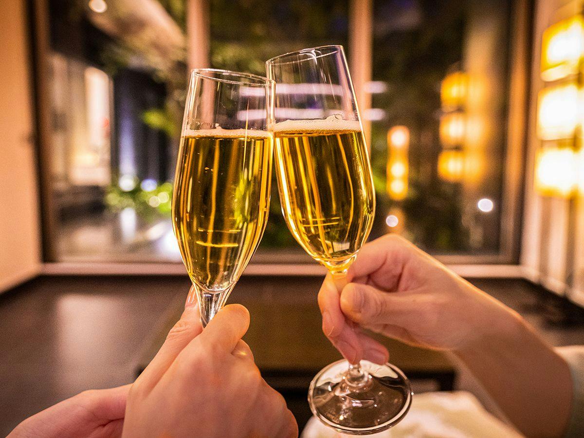 グラスを傾けて乾杯