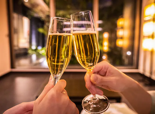 グラスを傾けて乾杯
