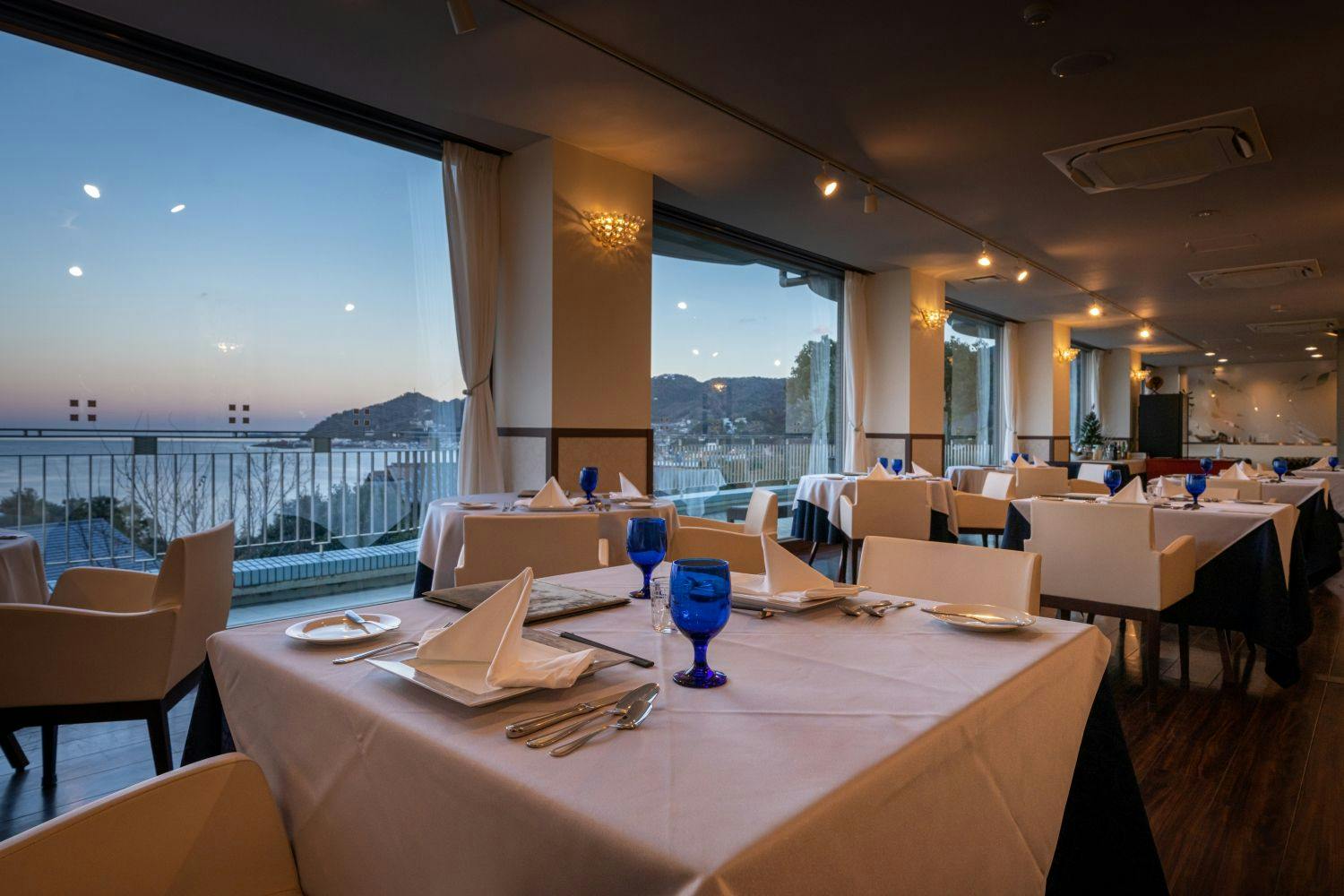 Ruang makan dengan pemandangan laut