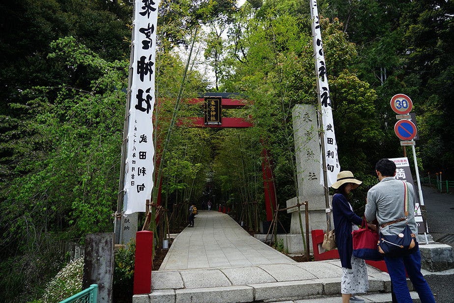 Pintu masuk Kuil Kinomiya, udara suci terasa.