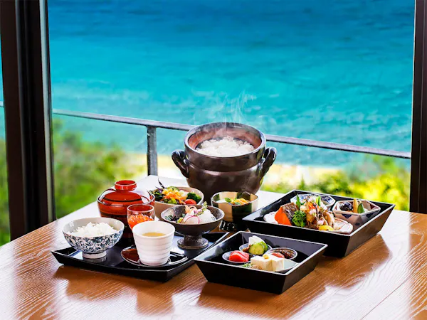 【早割30・朝食付】心ほどける沖縄の島時間、目覚めの海景と味わう彩り豊かな和朝食(M)/大浴場付