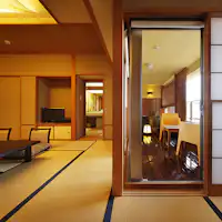 ห้องพักที่ผสมผสานบรรยากาศแบบญี่ปุ่นและอ่างอาบน้ำกลางแจ้ง