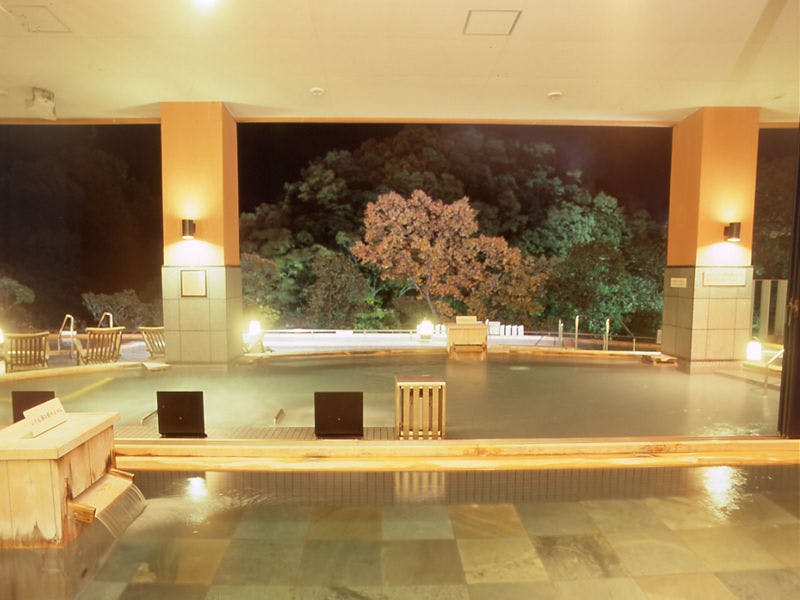 在開放的溫泉中悠閒放鬆。