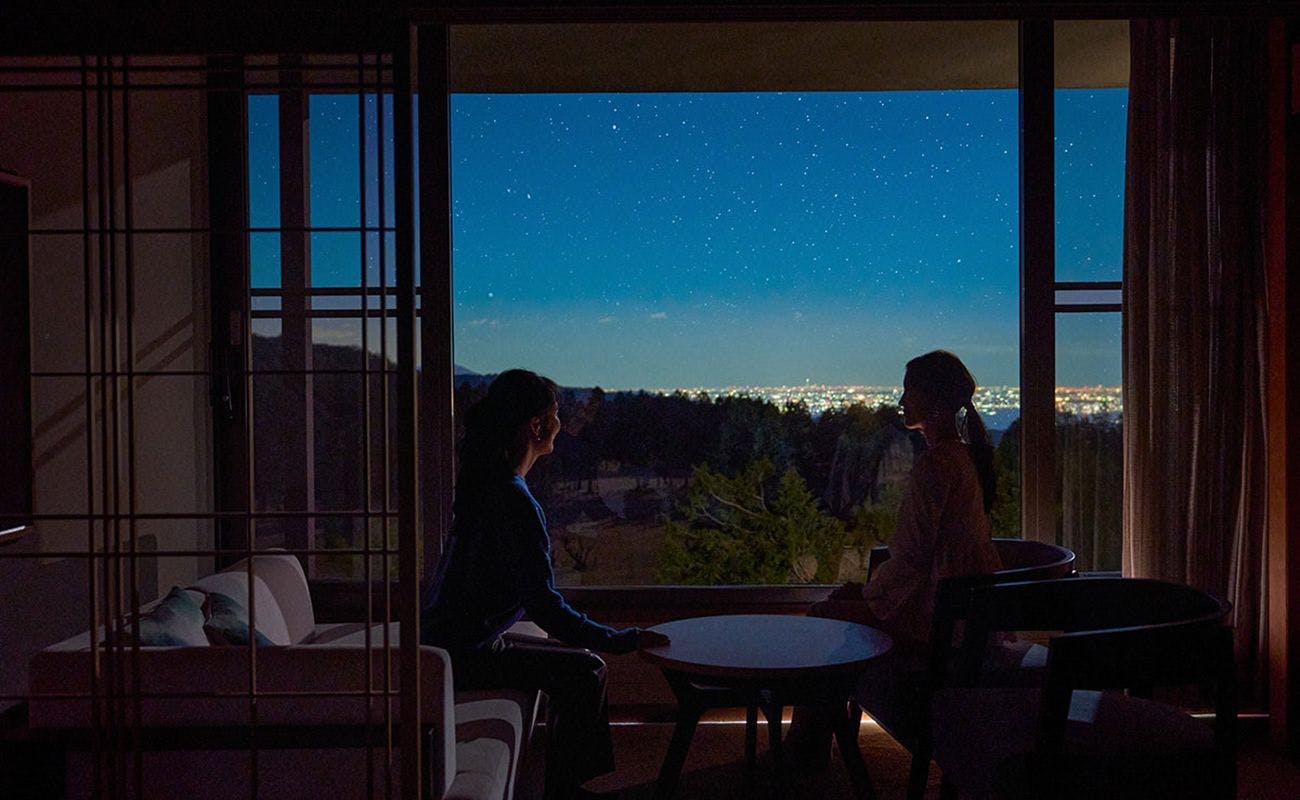 최상층 객실에서 감상하는 야경 (전 객실 금연)