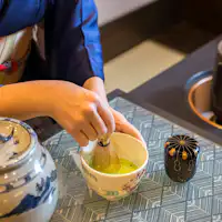 Kami menyediakan matcha yang disiapkan dengan sepenuh hati oleh staf.