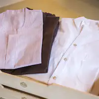 【Fasilitas】Pakaian santai dan piyama disediakan.