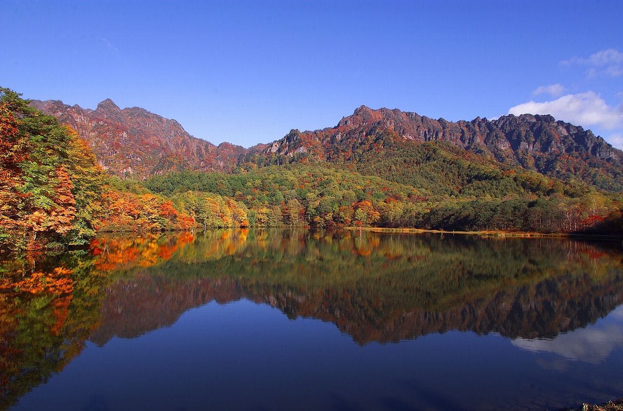 紅葉に染まる戸隠山が映りこむ鏡池