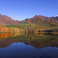 紅葉に染まる戸隠山が映りこむ鏡池