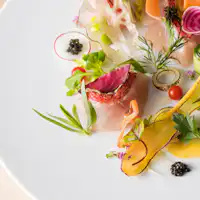 พร้อมกับภาชนะที่เรียบง่ายและมีคุณภาพ