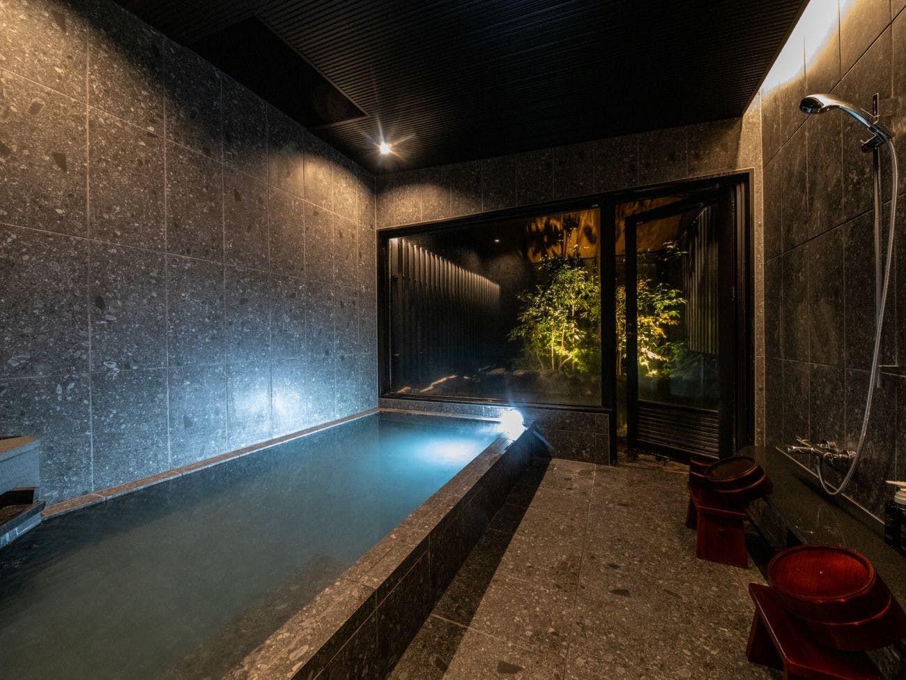 【รอยัลสวีท】