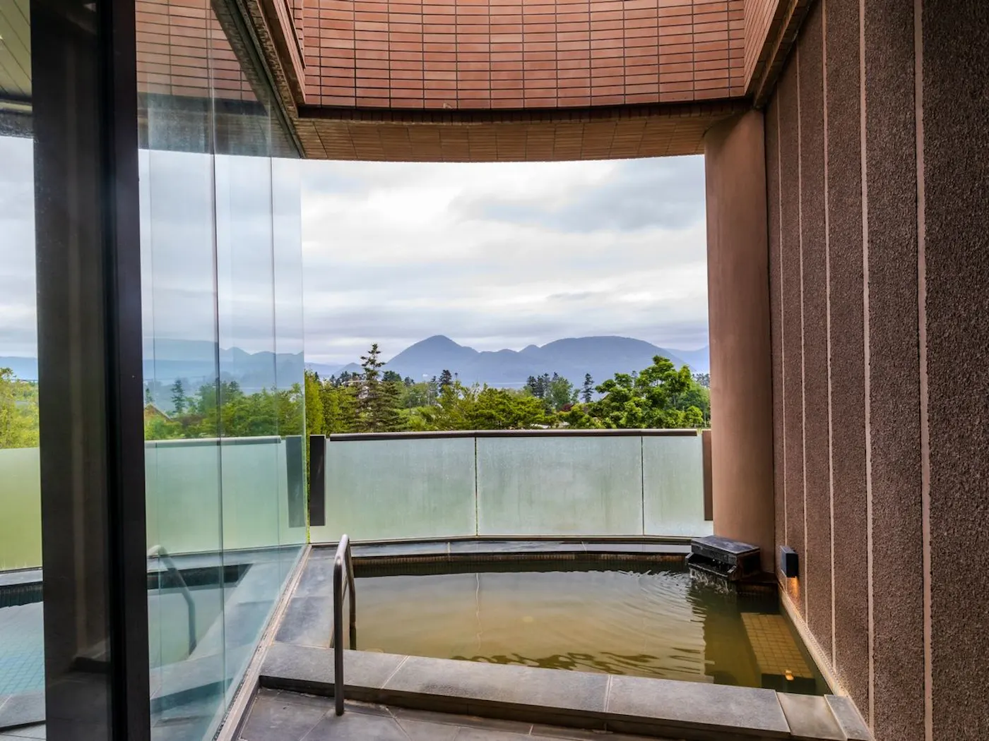 洞爺湖 鶴雅リゾート 洸の謌：洞爺湖と山並みを望む客室の露天風呂