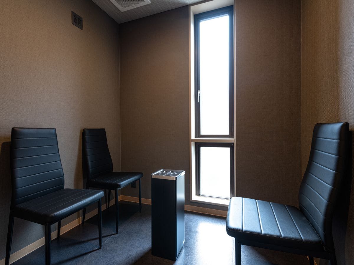 Dalam bangunan: Bilik merokok