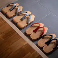 เราเตรียมรองเท้าไม้ที่ให้ความอบอุ่นในห้องพัก.