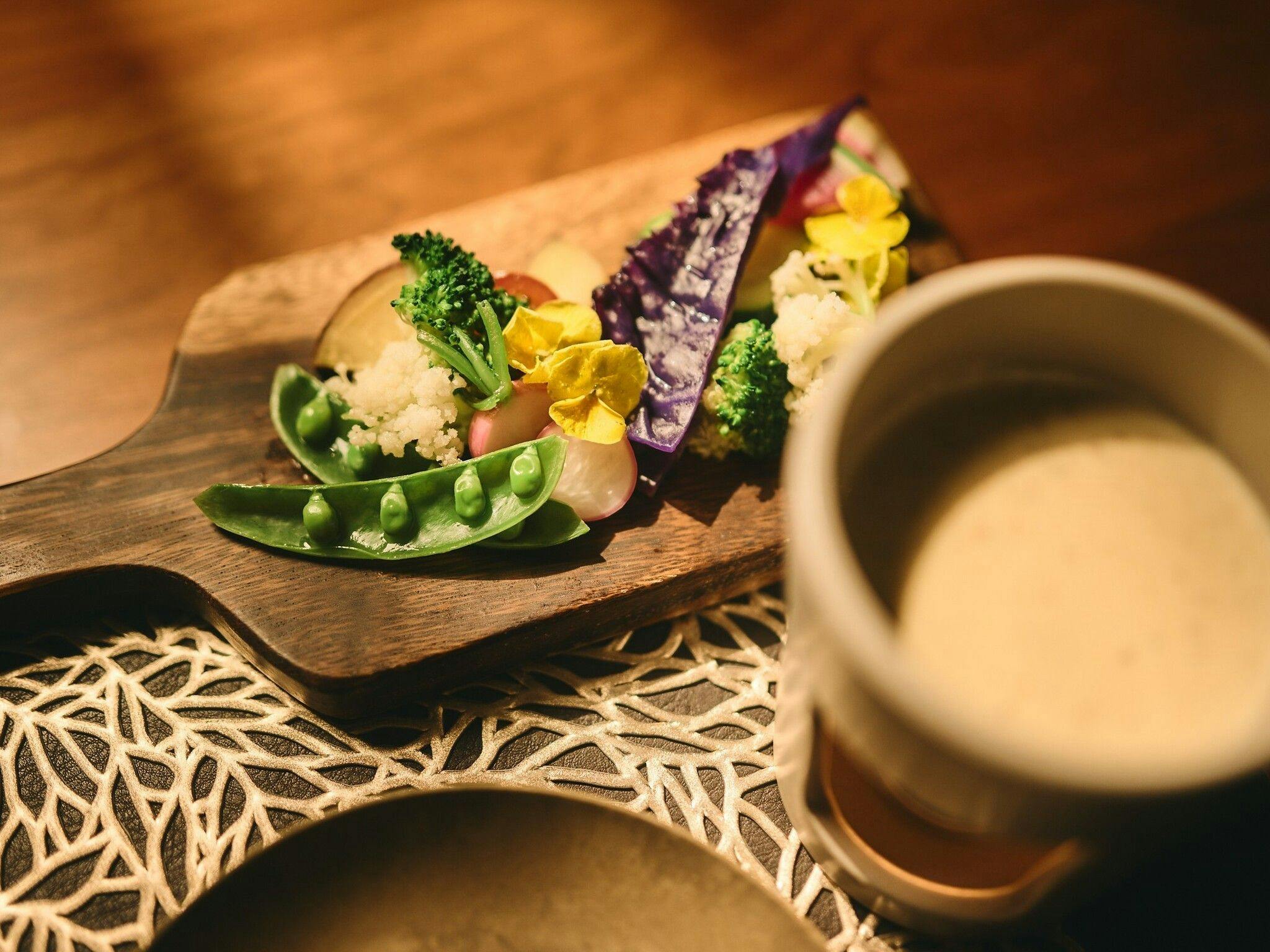 อาหารเย็น: บันยาเคาดะผักสดจากเกษตรกรท้องถิ่น