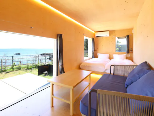 豪華露營海景雙床房室內