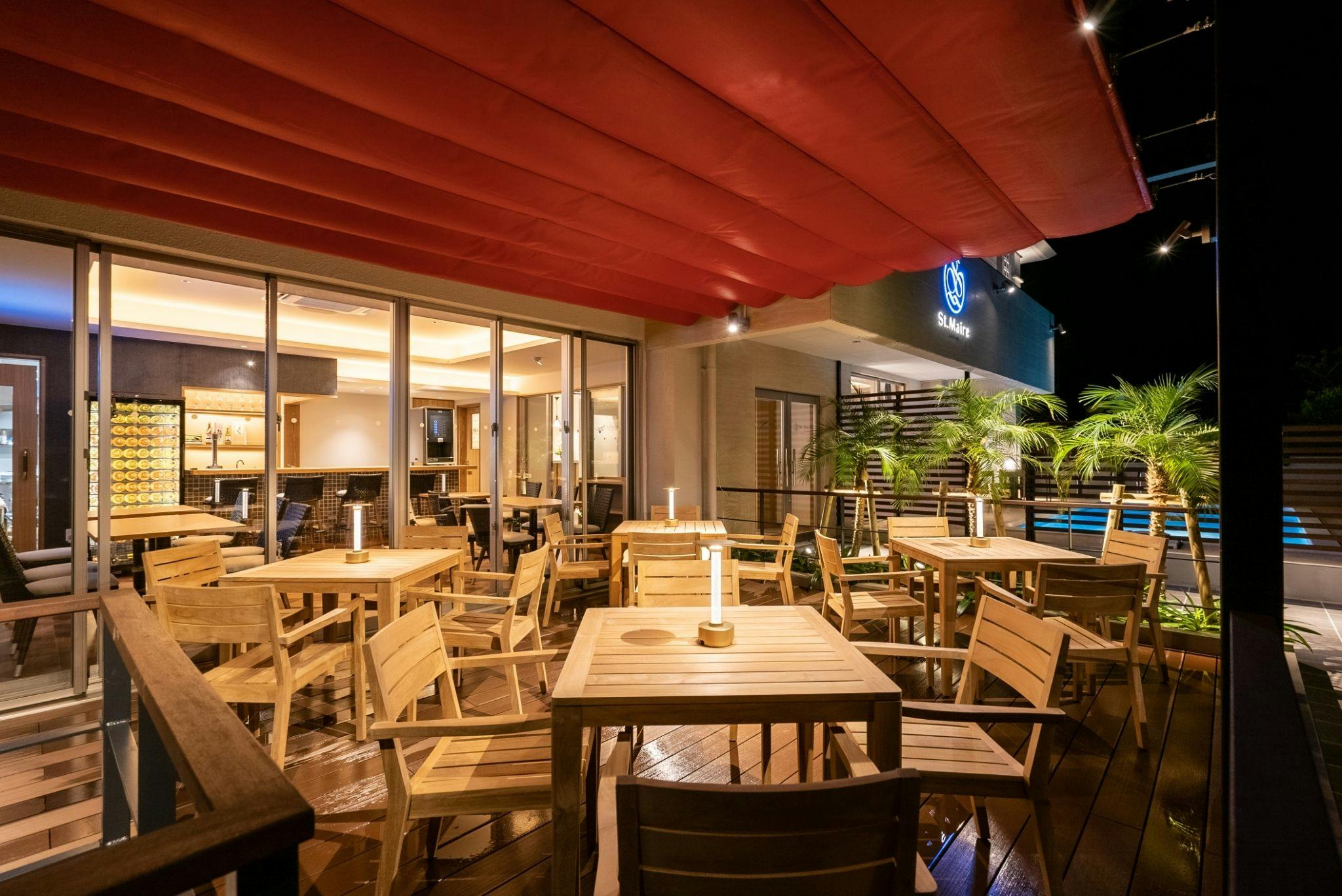 Tempat duduk teras malam hari