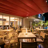 Tempat duduk teras malam hari