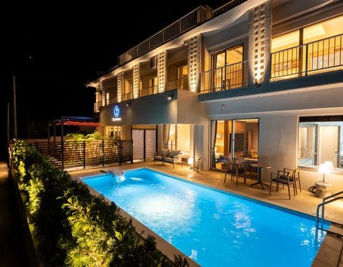 ライトアップされたプール