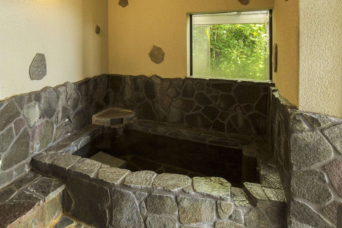 ห้องอาบน้ำในร่มเป็นบ่อหิน