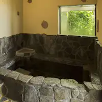 ห้องอาบน้ำในร่มเป็นบ่อหิน