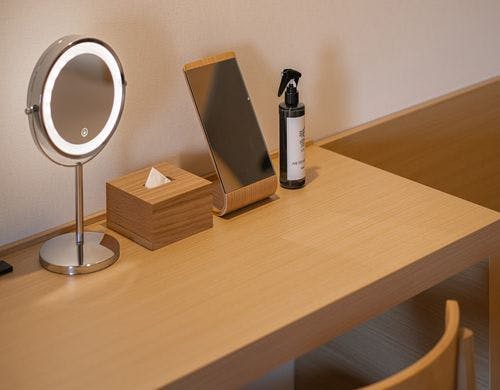 身支度に便利なライト付き拡大鏡