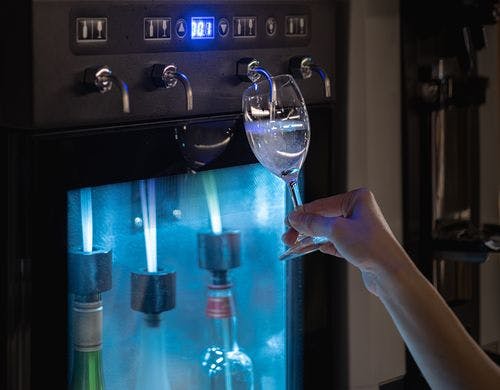 ラウンジ｜ドリンク提供一例：ワイン