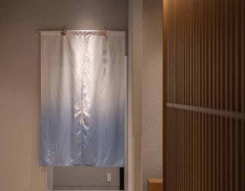 こだわり抜いたサウナと大浴場への入り口