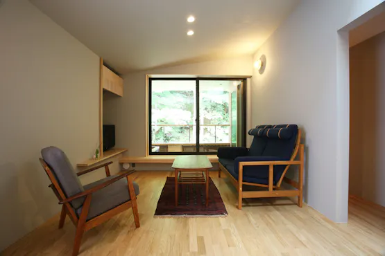 裏庭側に面する洋室のお部屋