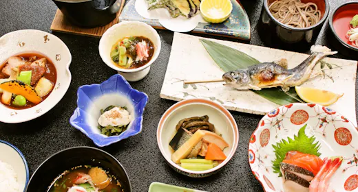 【夕食付】郷土料理会席 朝寝坊プラン ご朝食なし