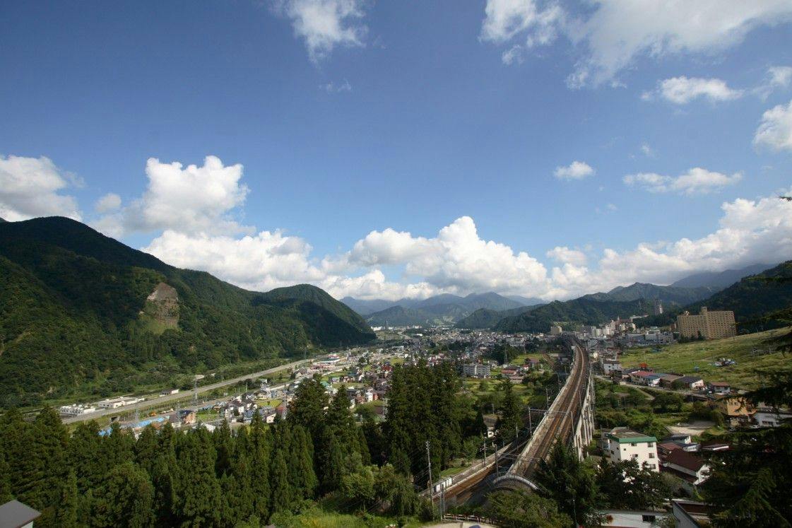 湯沢の町や三国連峰を一望できます