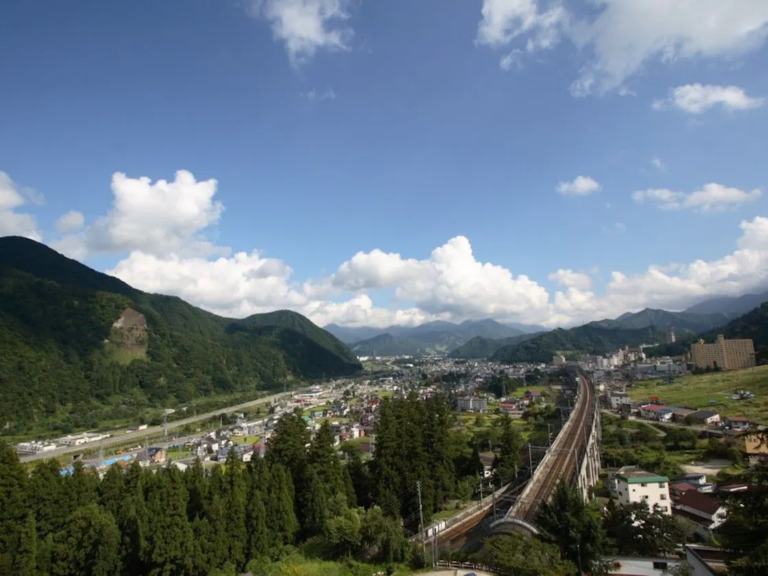 湯沢の町や三国連峰を一望できます