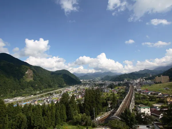 湯沢の町や三国連峰を一望できます