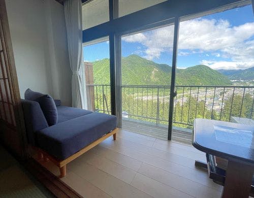 湯沢の町や三国連峰を一望できます。