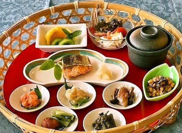 炊き立てコシヒカリの朝ごはん