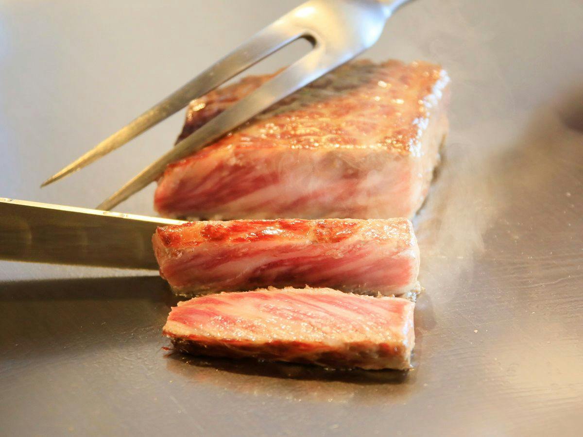 【鉄板焼ダイニング】国産牛ステーキ150g！シェフの手さばきを目の前で愉しむ