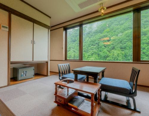 *新館　広縁　秋の景色