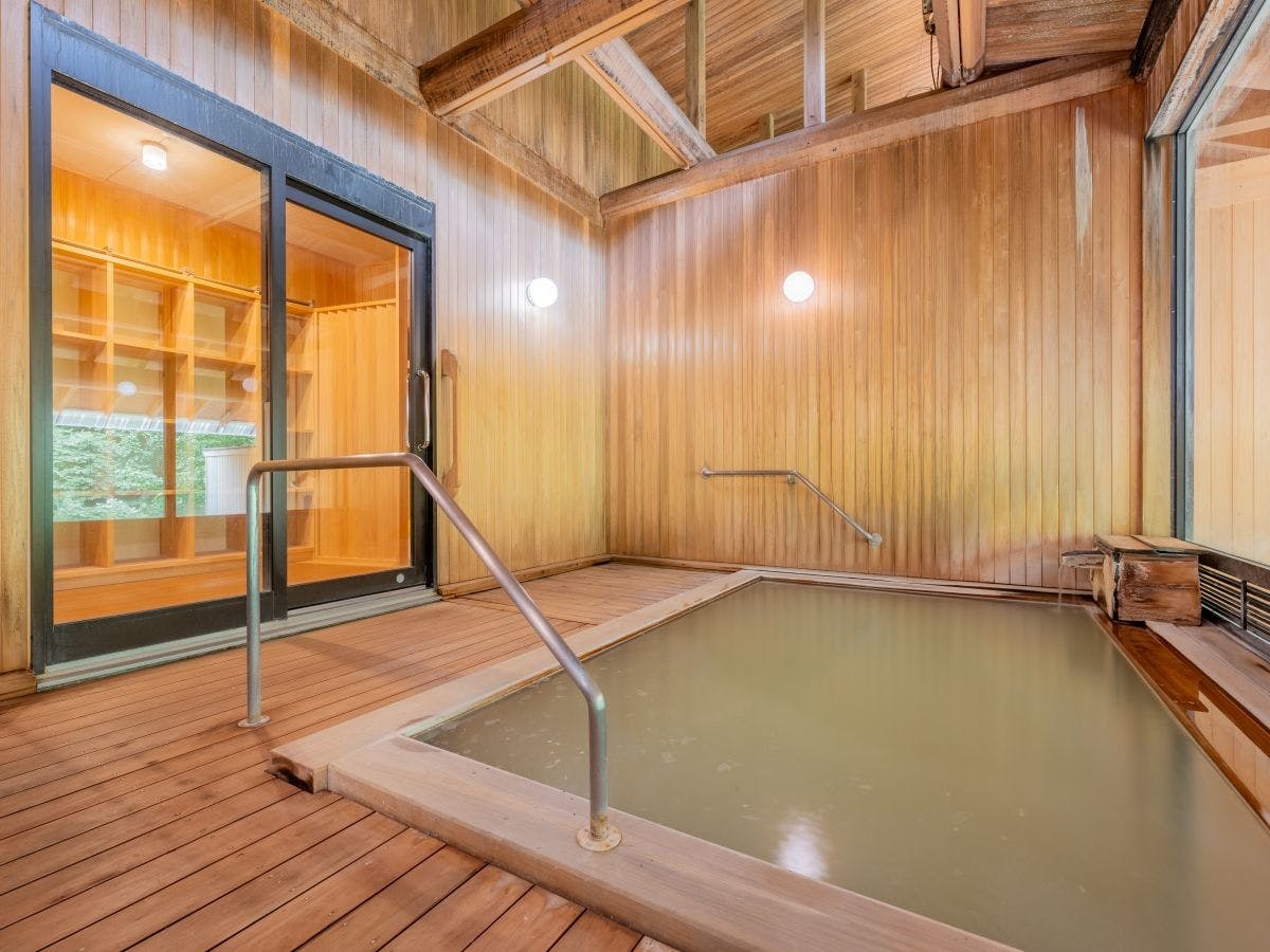 *Pemandian umum/Berubah menjadi 5 warna tergantung cuaca