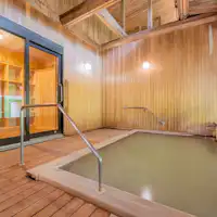 *Pemandian umum/Berubah menjadi 5 warna tergantung cuaca