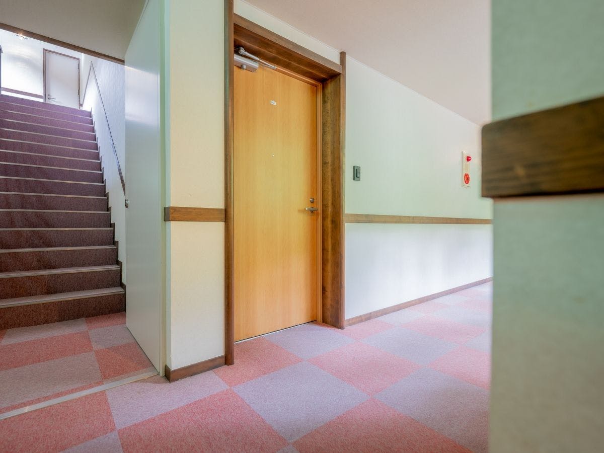 *Koridor dan area dalam ruangan dilapisi karpet