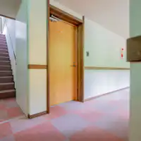 *Koridor dan area dalam ruangan dilapisi karpet