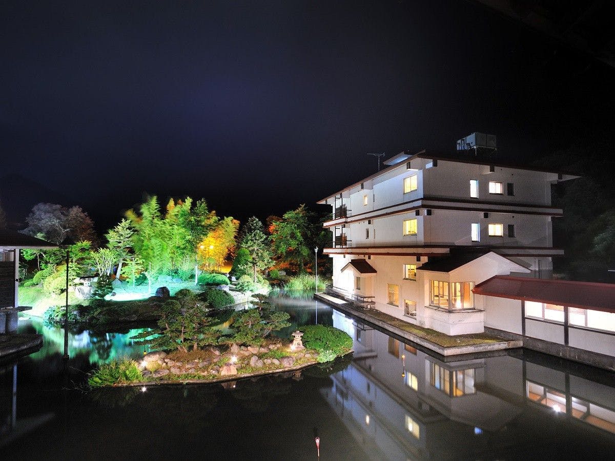 ที่พักที่มีความภาคภูมิใจในอาหาร ล้อมรอบด้วยบ่อน้ำและแม่น้ำในพื้นที่กว้างขวาง