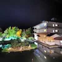 Akomodasi dengan kebanggaan kuliner, dikelilingi oleh kolam dan sungai di lahan yang luas.