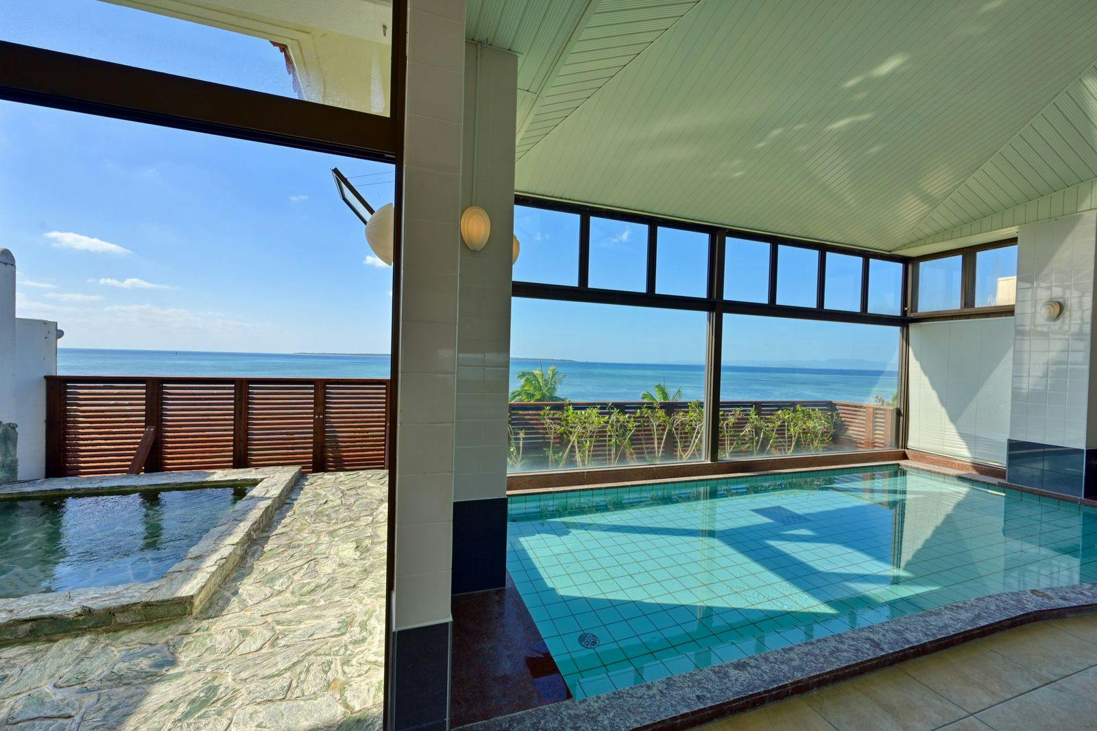 ห้องอาบน้ำขนาดใหญ่พร้อมบ่อน้ำร้อนกลางแจ้ง